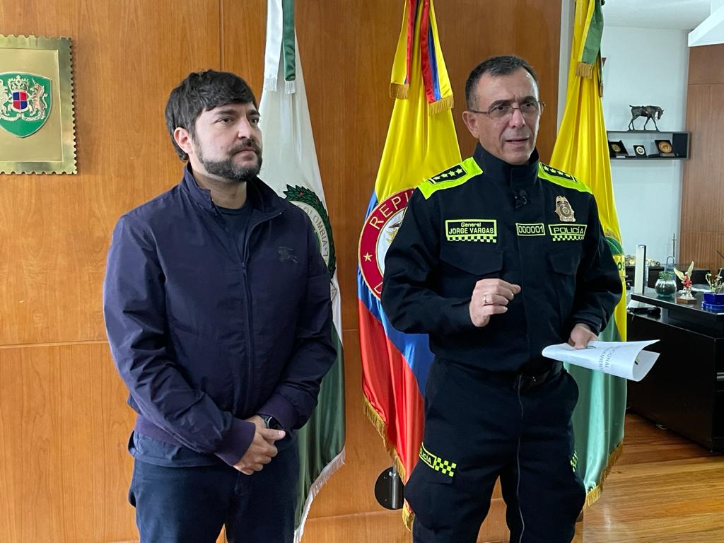 El alcalde Jaime Pumarejo y el director de la Policía, general Jorge Luis Vargas Valencia.