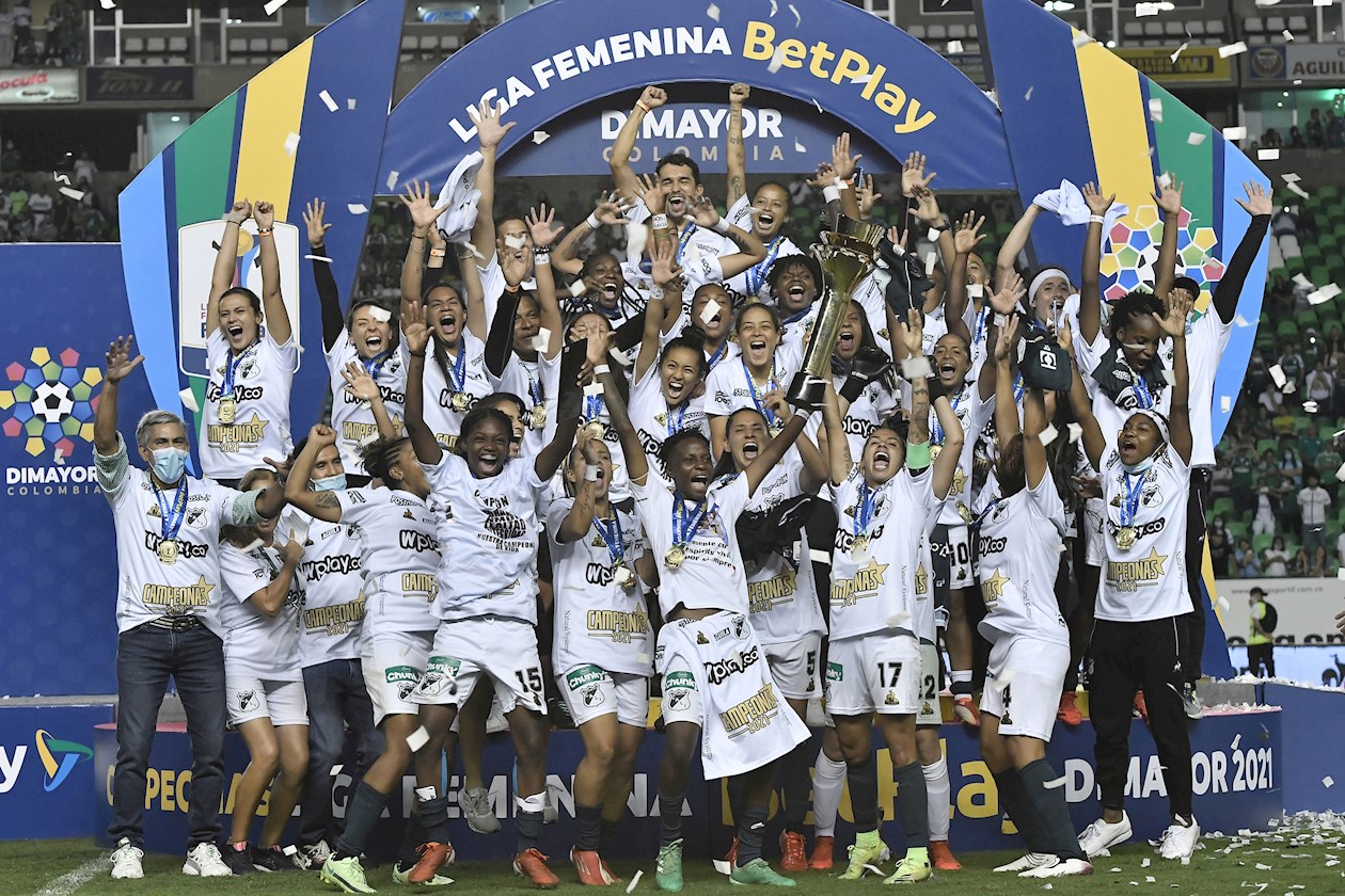Jugadoras del Deportivo Cali mientras celebran como campeonas en el partido final de la Liga Profesional Femenina Colombia jugada en el estadio Estadio Deportivo Cali-Myriam Guerrero, en Palmira (Colombia). 