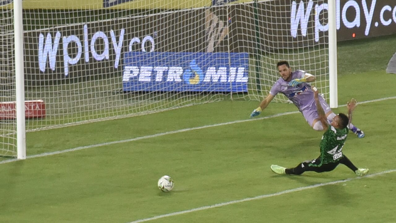 Jonatan Alvez falla en un remate claro de gol.
