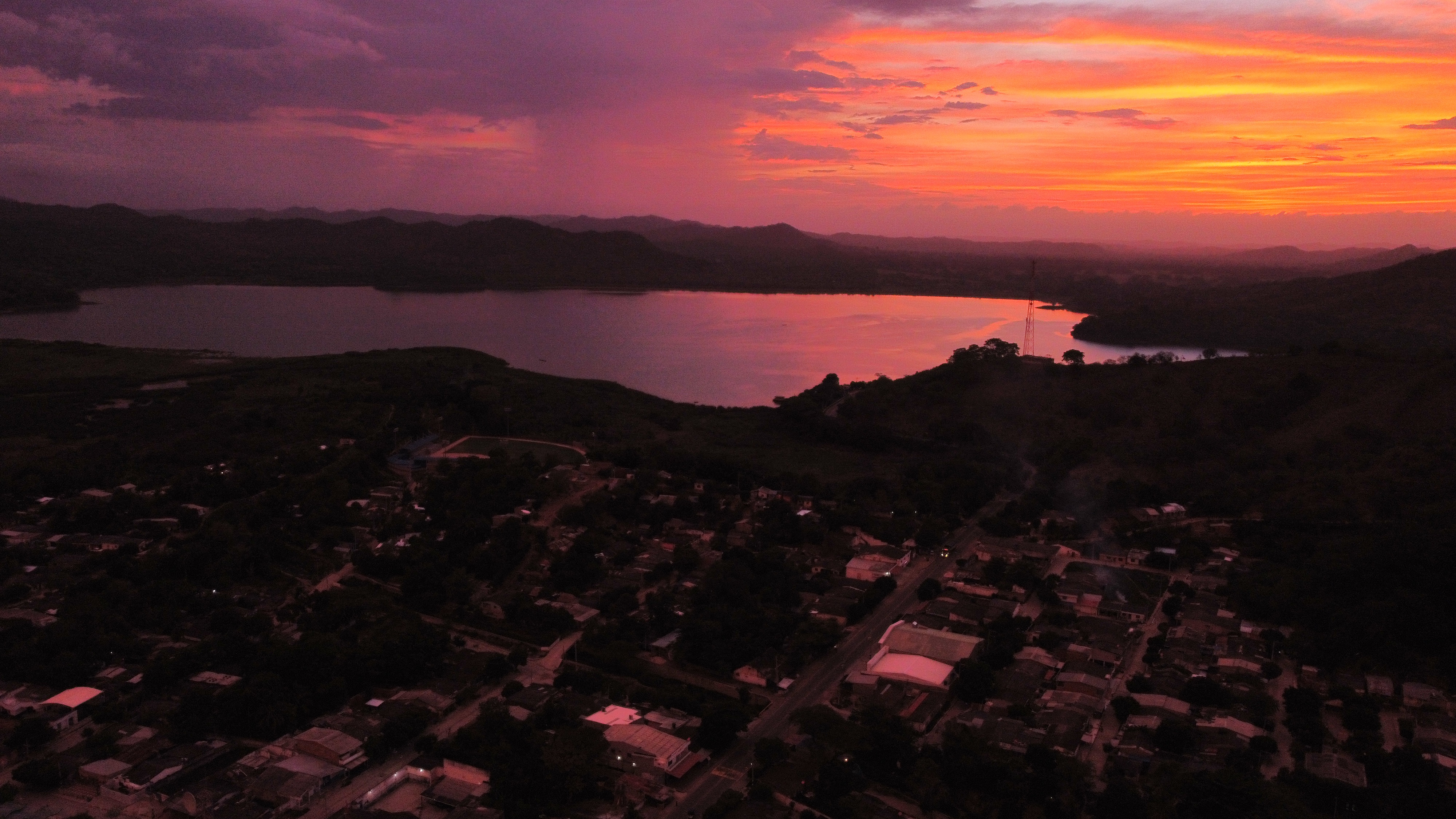 Luruaco, Atlántico. Trazos de colores naranjas, azules, morados y rosados se reflejaron en el cielo y agua de Luruaco. Esto se siente cada tarde en el municipio.