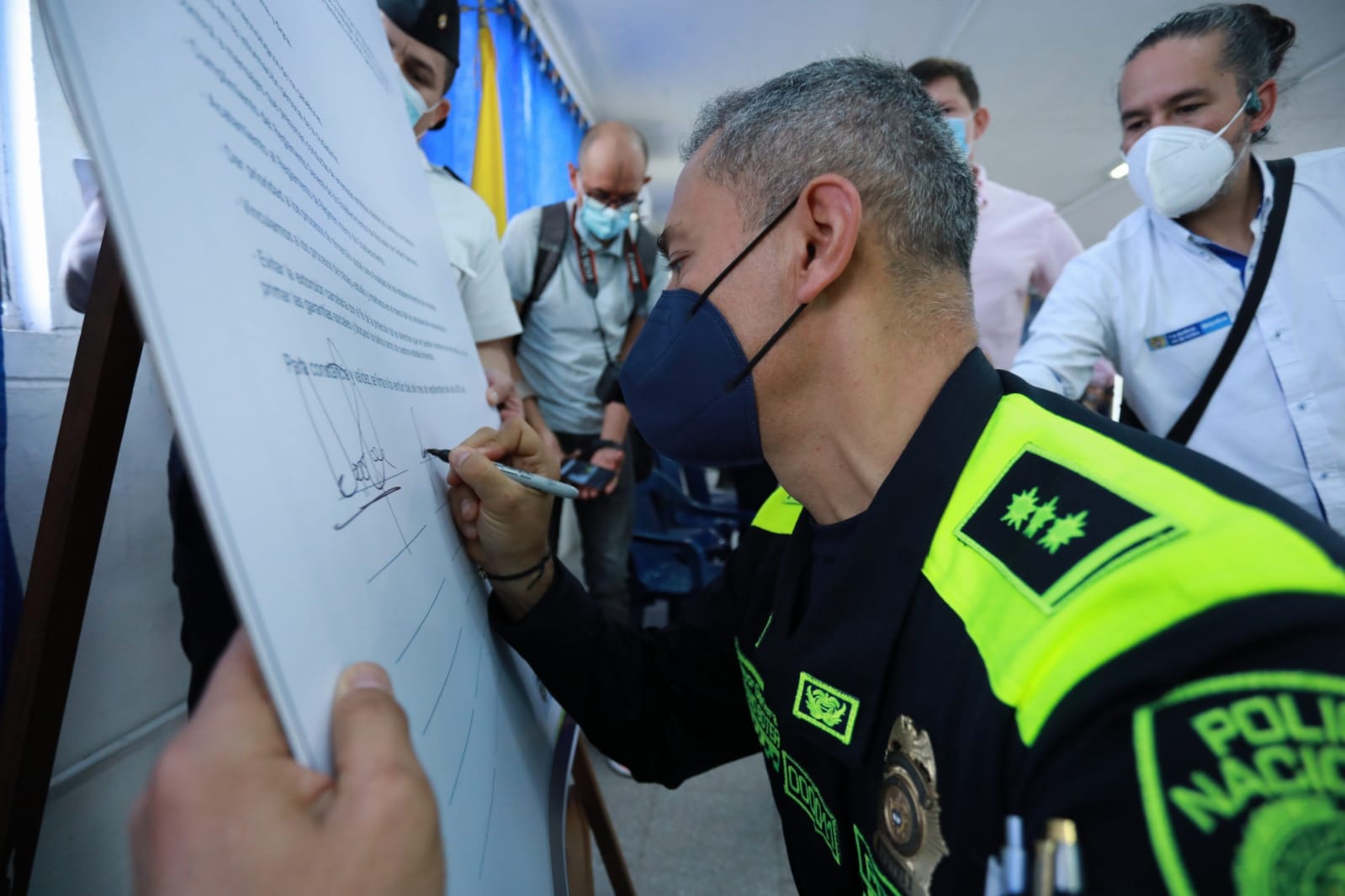 El Mayor General Mariano Botero, Director del Inpec, firmando el pacto contra la extorsión y la delincuencia. 