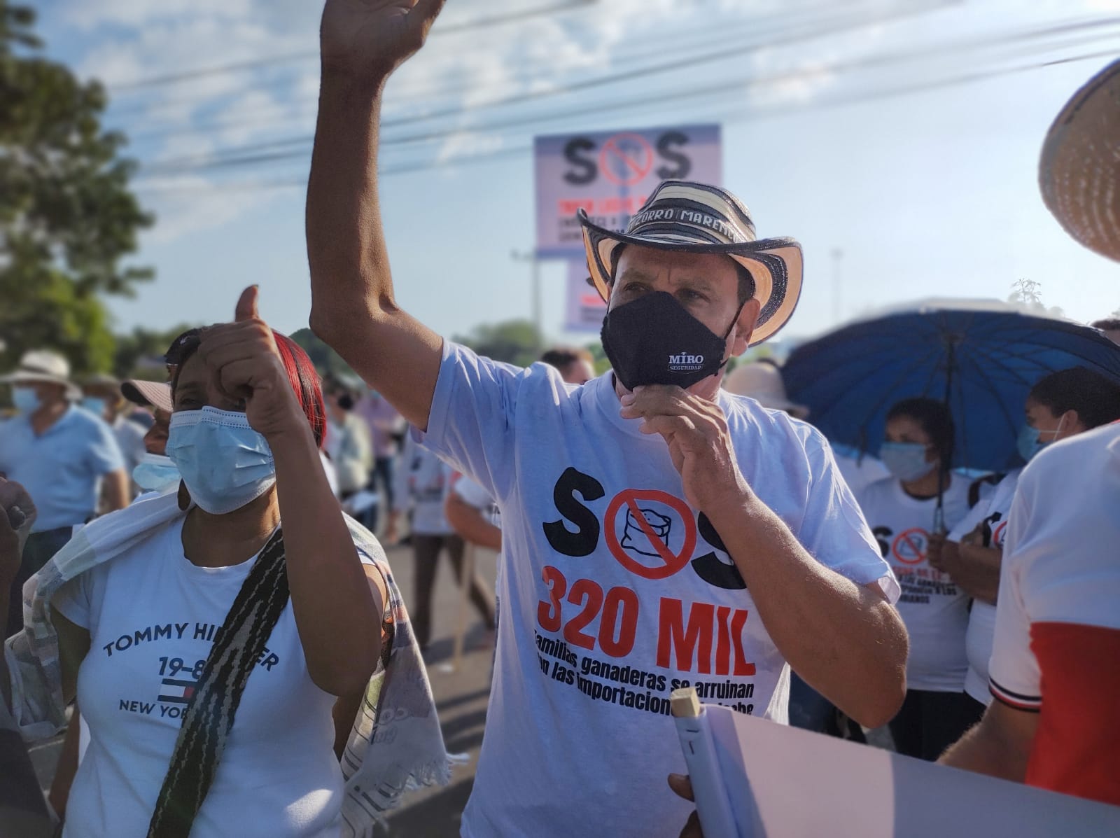 Ganaderos protestaron por la masiva importación de leche en polvo