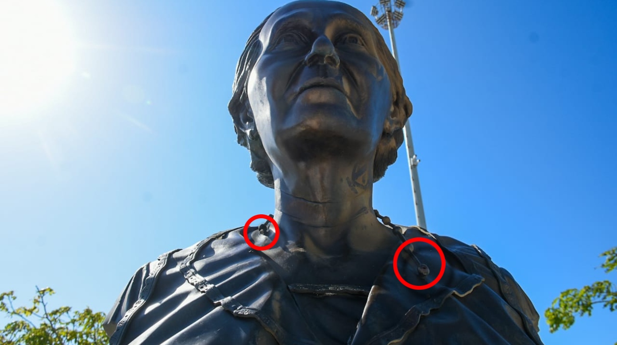 Sección del collar arrancada a la estatua de Micaela. 