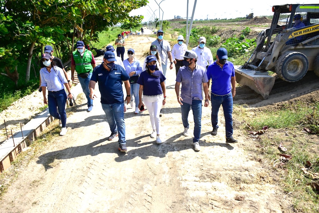 El Alcalde Jaime Pumarejo recorriendo las vías que serán intervenidas.