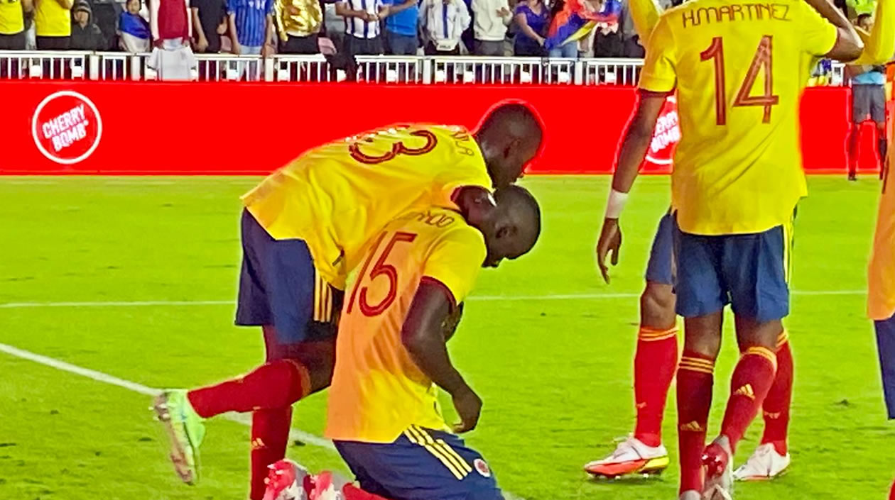 Jugadores colombianos festejando el gol de Andrés Colorado.