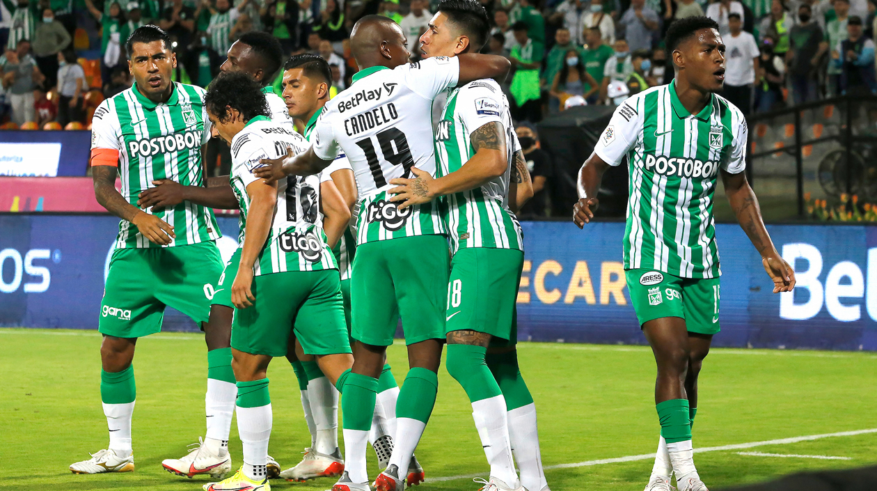 jugadores de Nacional celebrando el primer gol.