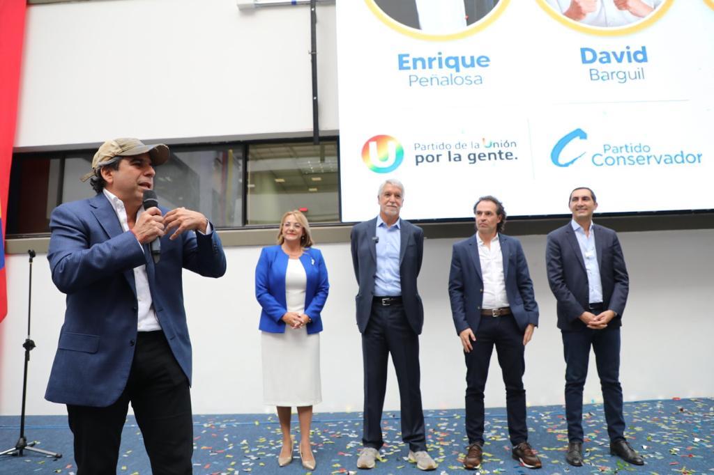 El ahora candidato presidencial Alejandro Char con miembros de la coalición.