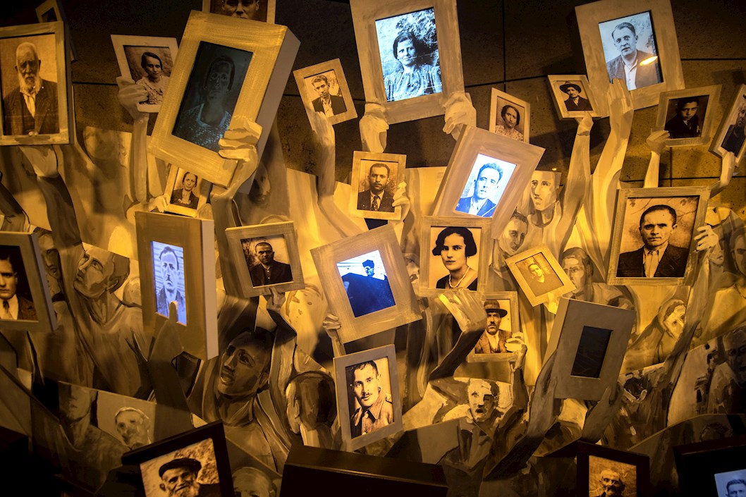 Vista general de los retratos de judíos, víctimas del Holocausto vistos en el Centro Conmemorativo del Holocausto para los judíos de Macedonia del Norte, durante el Día de Conmemoración del Holocausto en Skopje, República de Macedonia del Norte.
