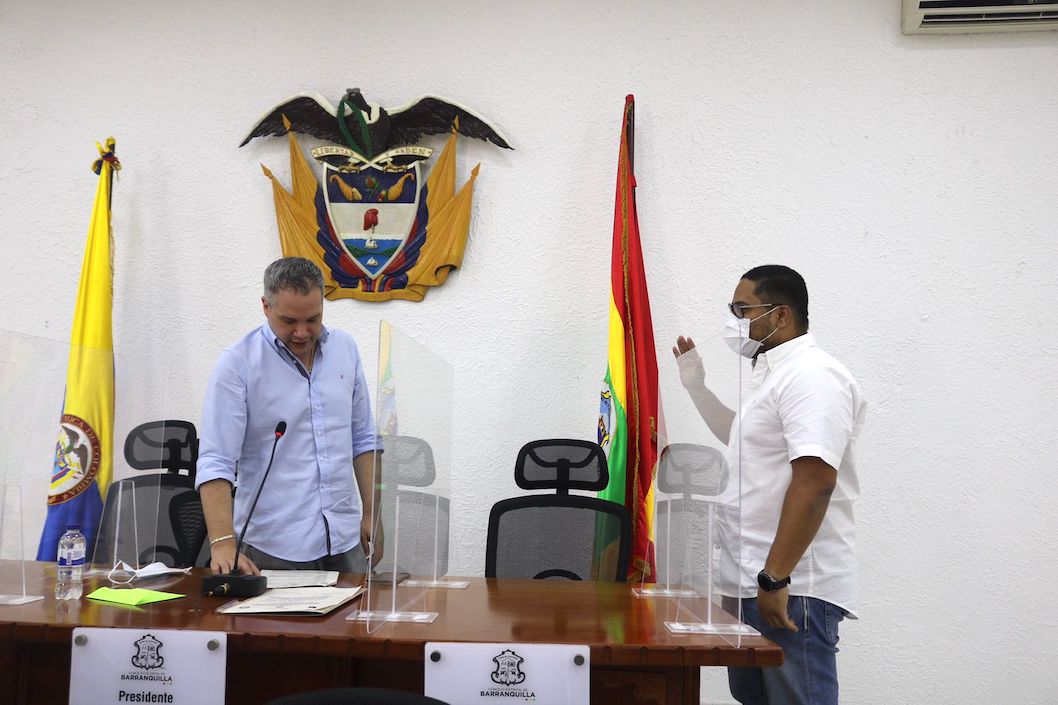 Julio Alvarez toma posesión al elegido presidente de la Comisión de Presupuesto, Leyton Barrios.