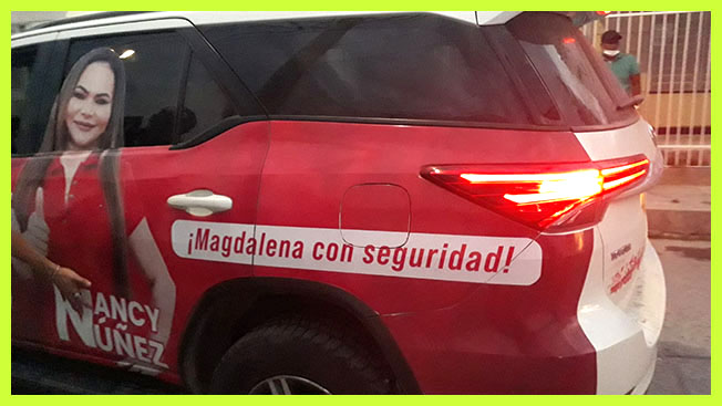 El vehículo con la propaganda politica de la candidata.