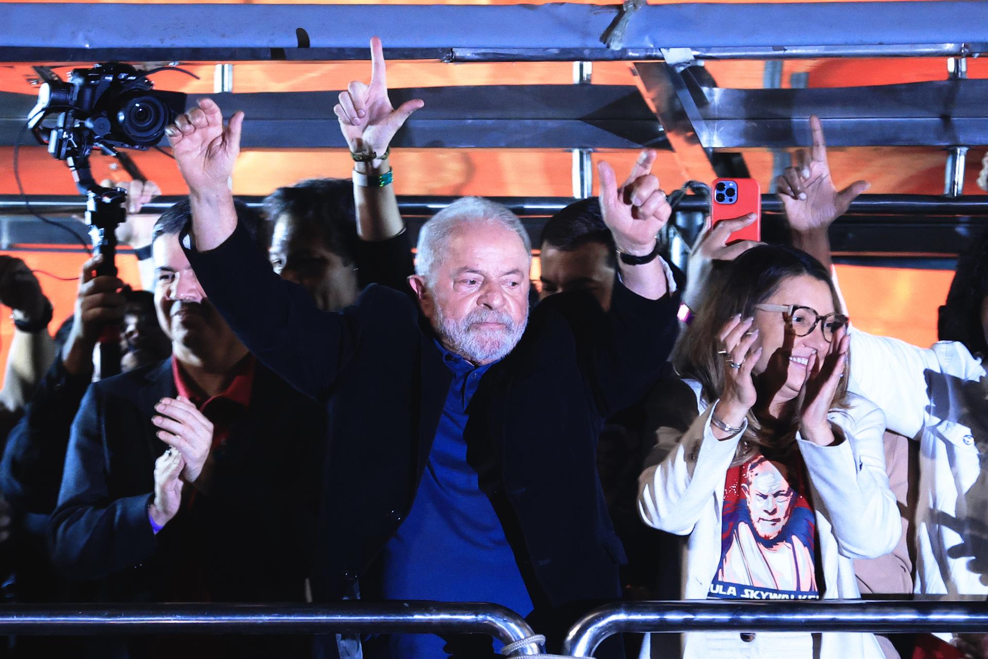 Lula levantó los brazos en la Avenida Paulista.