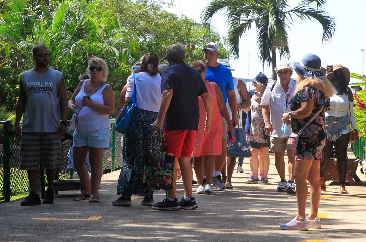 Turistas arriban a la Terminal de Cruceros de Cartagena de Indias.