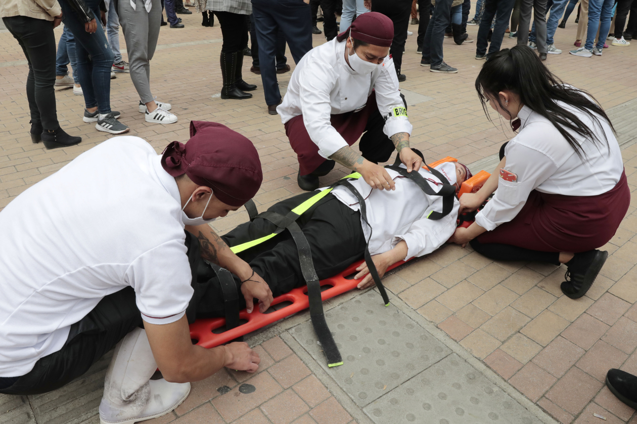 Personas participan en un simulacro de evacuación ante cualquier emergencia.