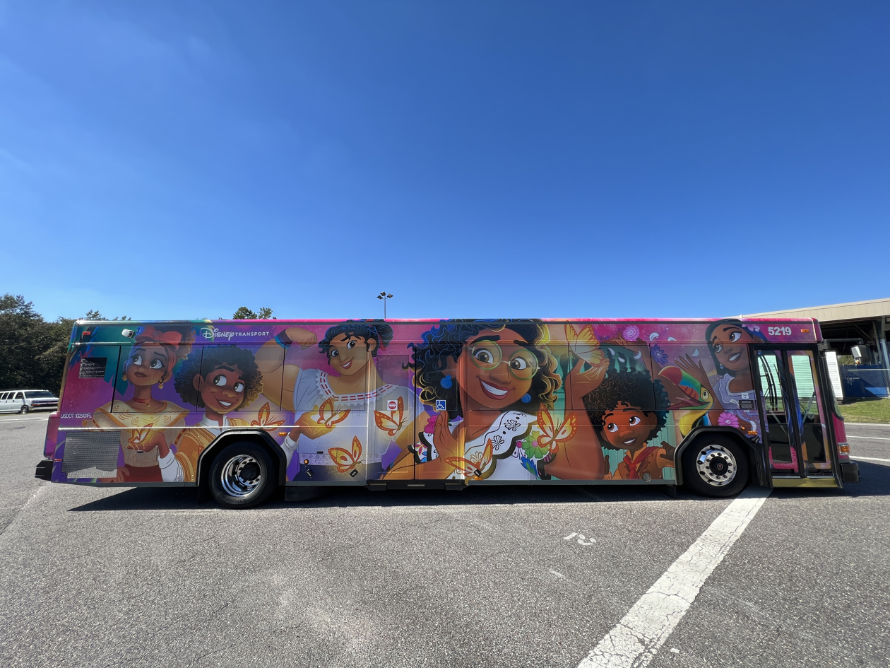 Autobús decorado con personajes de la película animada 'Encanto'. 