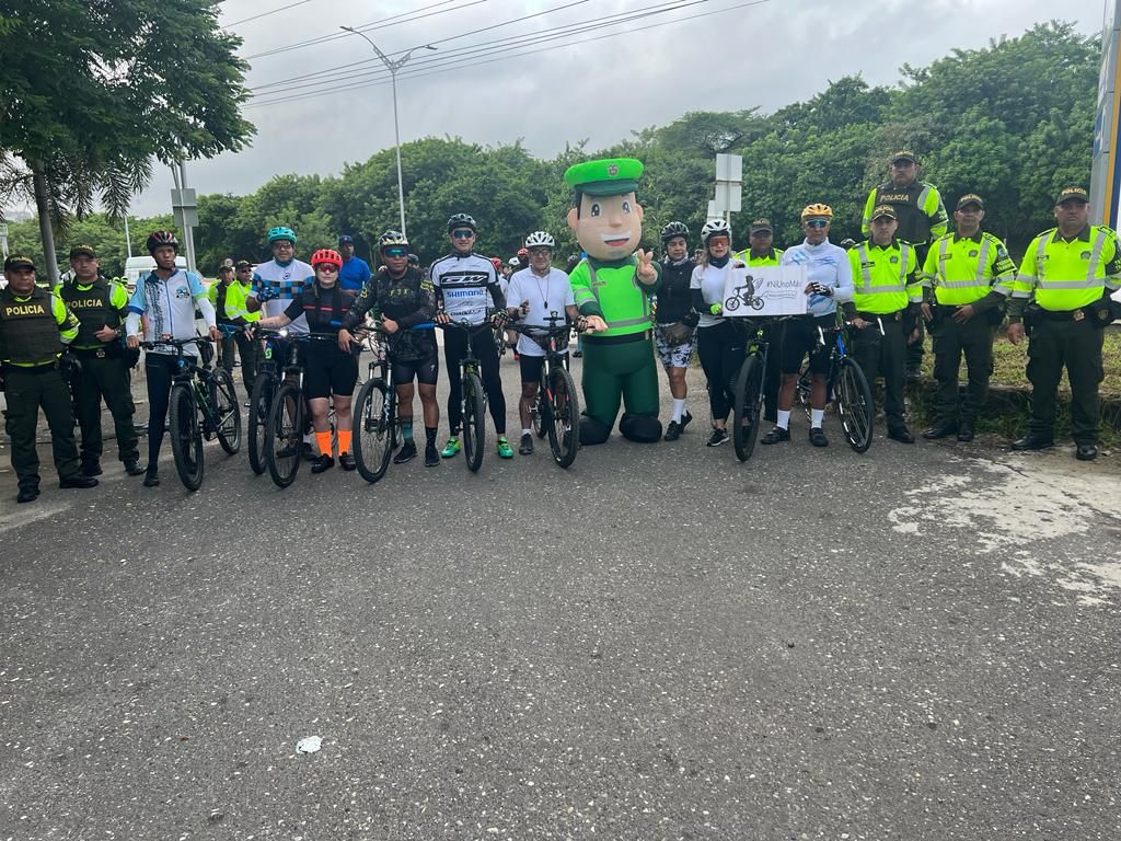Policía de tránsito en compañía de los ciclistas que realizan un plantón este lunes.