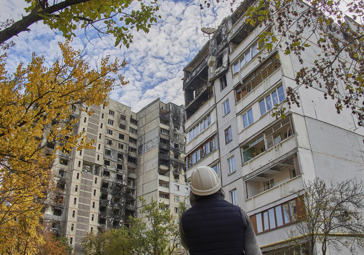 Trabajadores ucranianos reparan edificios.