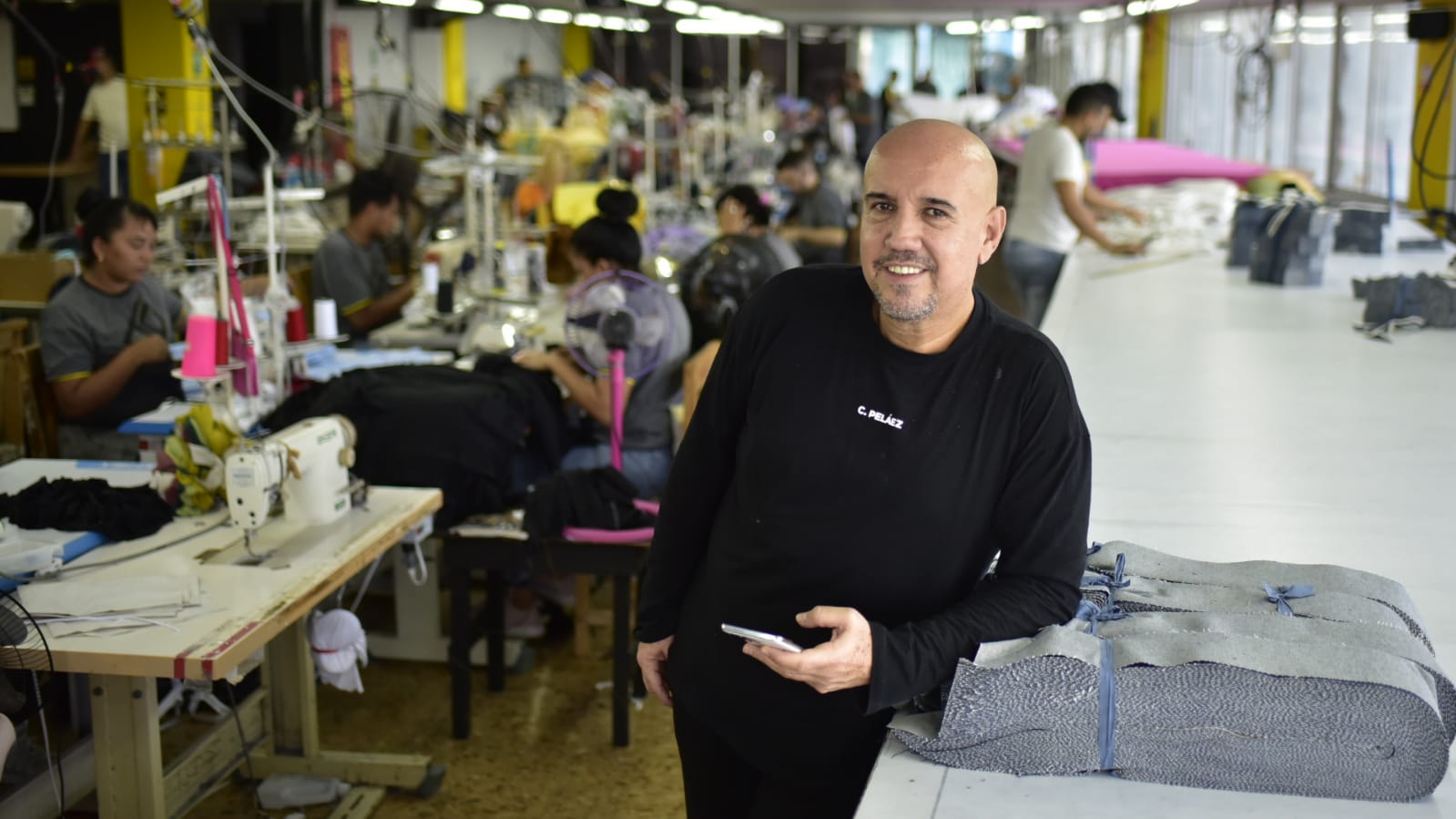 Carlos Peláez en el área de producción de Voltaje, marca de ropa barranquillera.