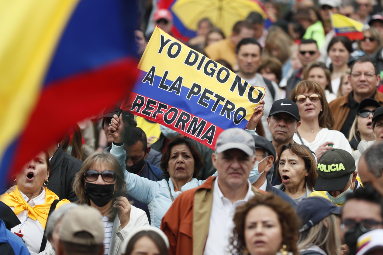 Personas en la protesta contra el Gobierno de Gustavo Petro.
