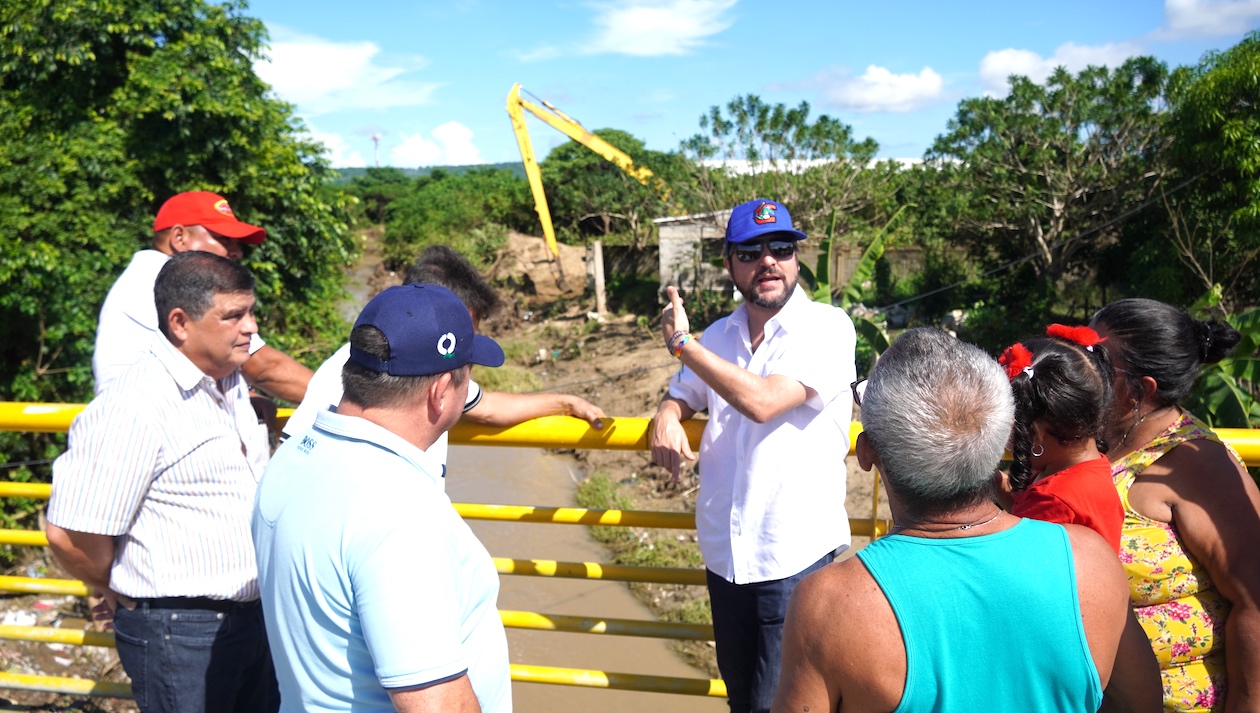 El Alcalde Jaime Pumarejo inspeccionando los trabajos.