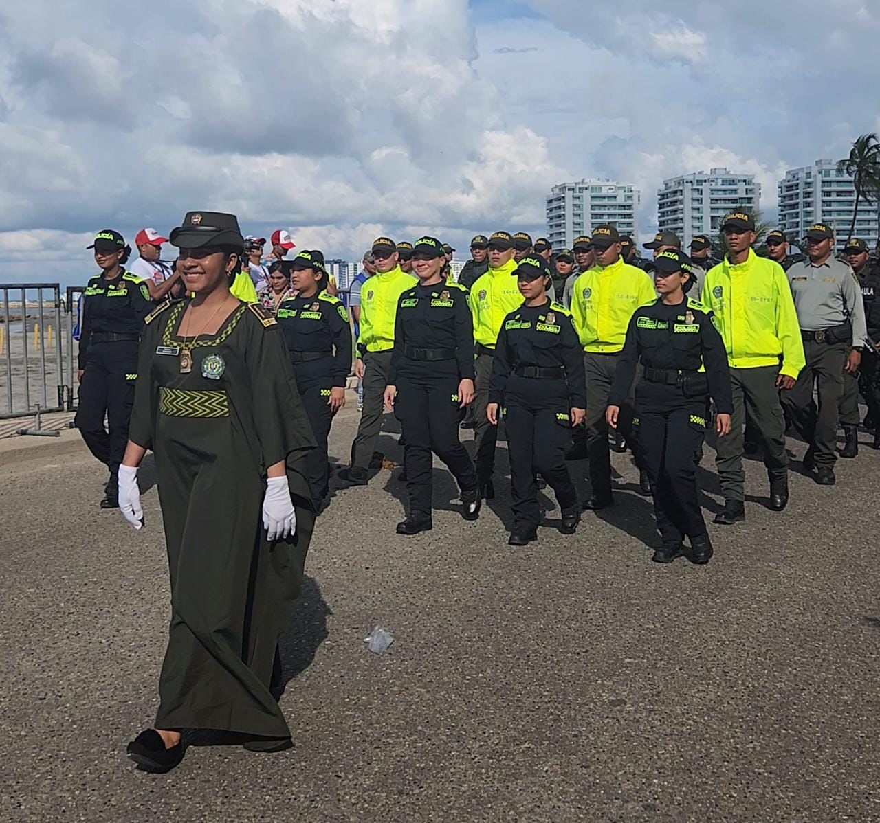 Una policía wayuu encabezó el desfile de las fuerzas militares.