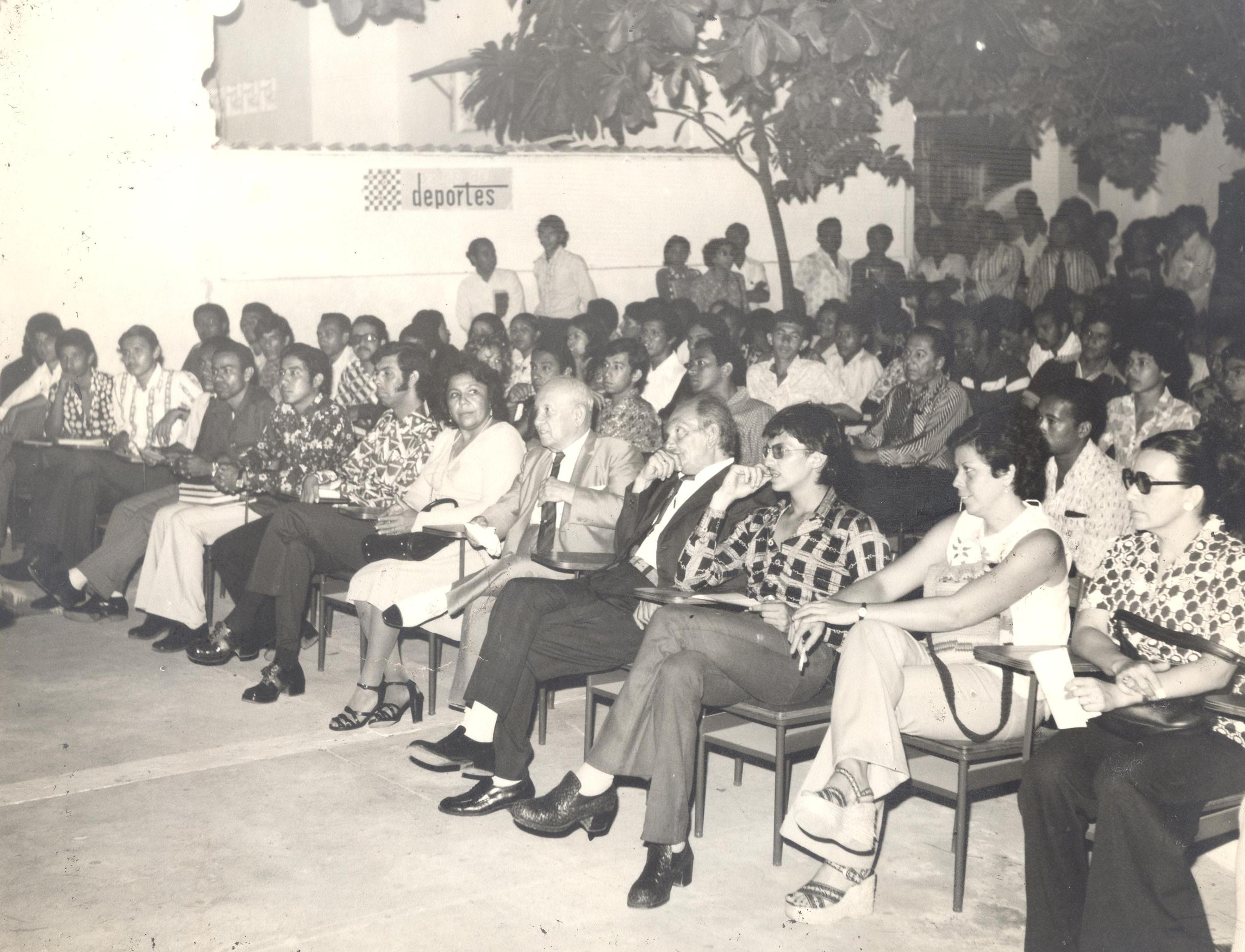 El 1 de marzo de 1973, el rector fundador José Consuegra Higgins lideró las primeras clases de Unisimón. 