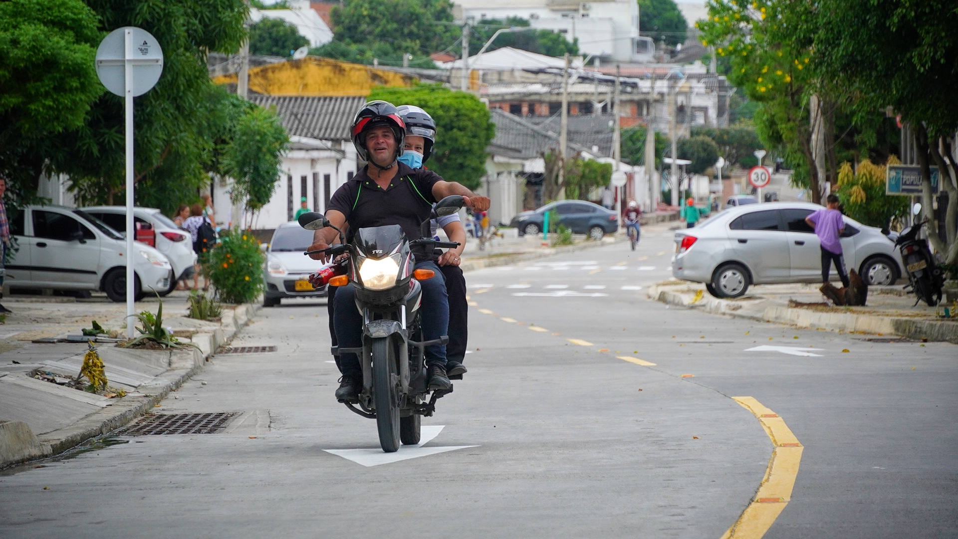 Un motociclista recorre el nuevo tramo canalizado de La Felicidad.