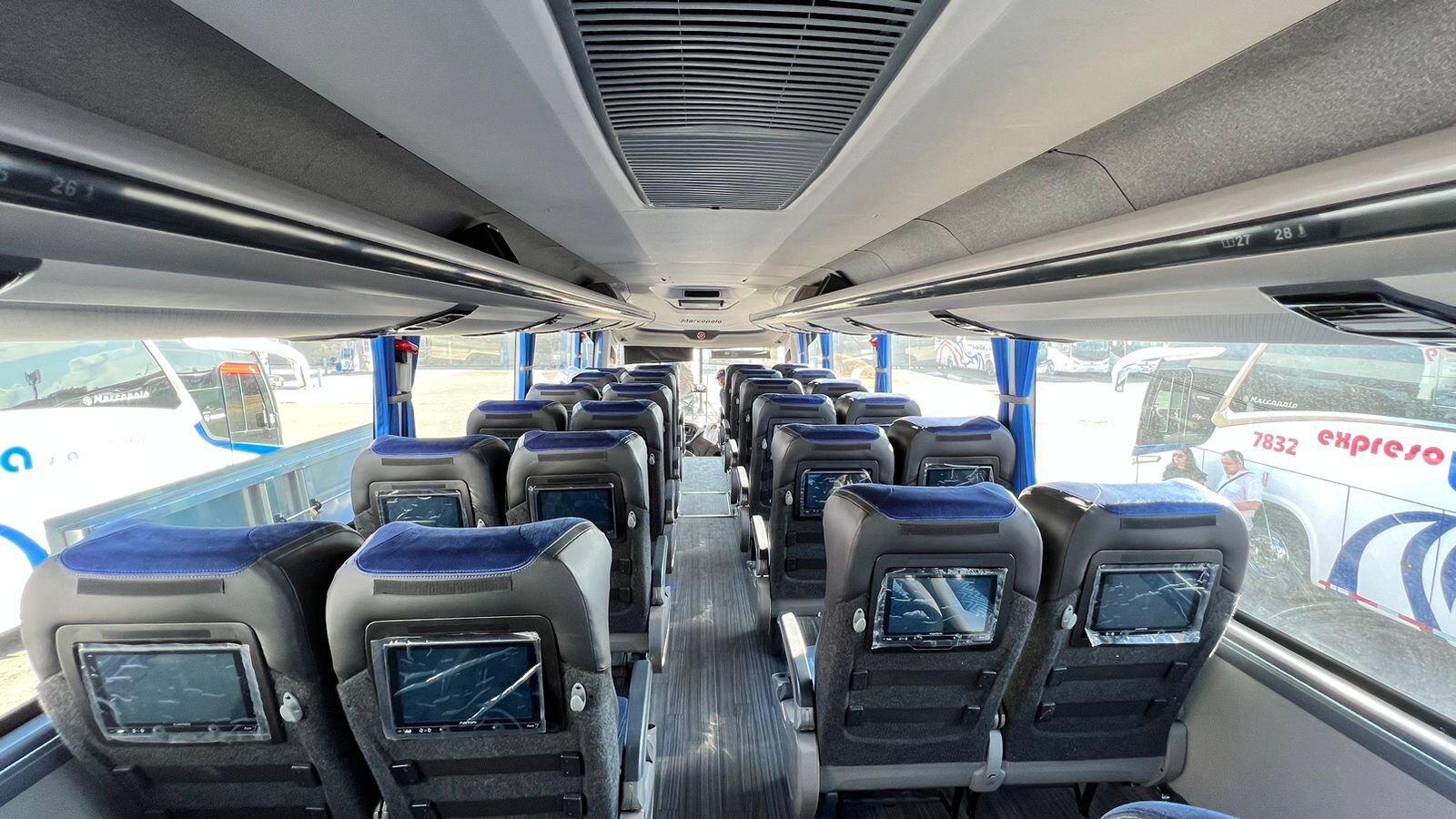 Cuenta con 42 sillas que ofrecen máximo confort durante el viaje.