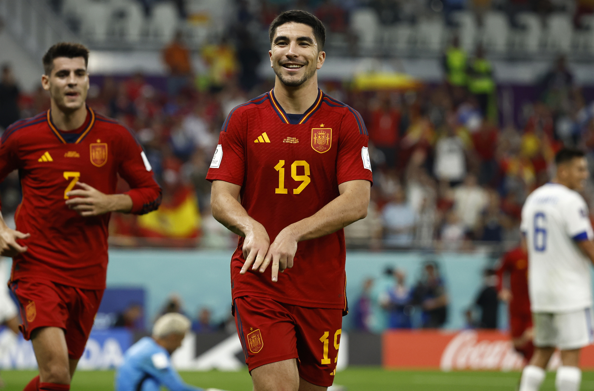 Carlos Soler de España celebra un gol 