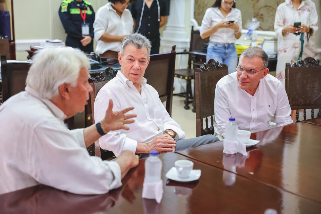 Encuentro entre los expresidentes Juan Manuel Santos y Felipe González y el presidente del Senado Roy Barreras. 