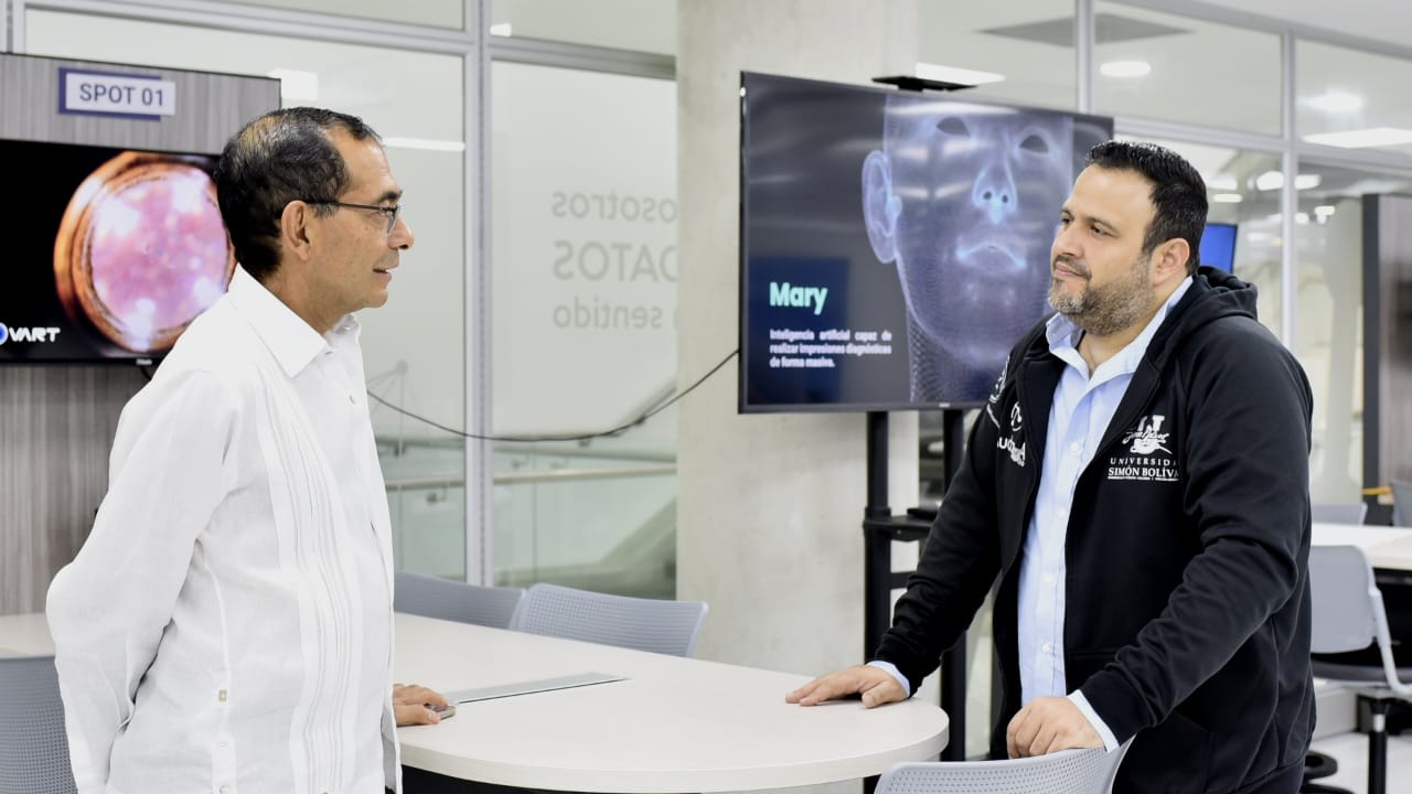 Consuegra Bolívar con Reynaldo Villarreal, director del Centro de Investigación, Desarrollo Tecnológico e Innovación en Inteligencia Artificial y Robótica, AudacIA