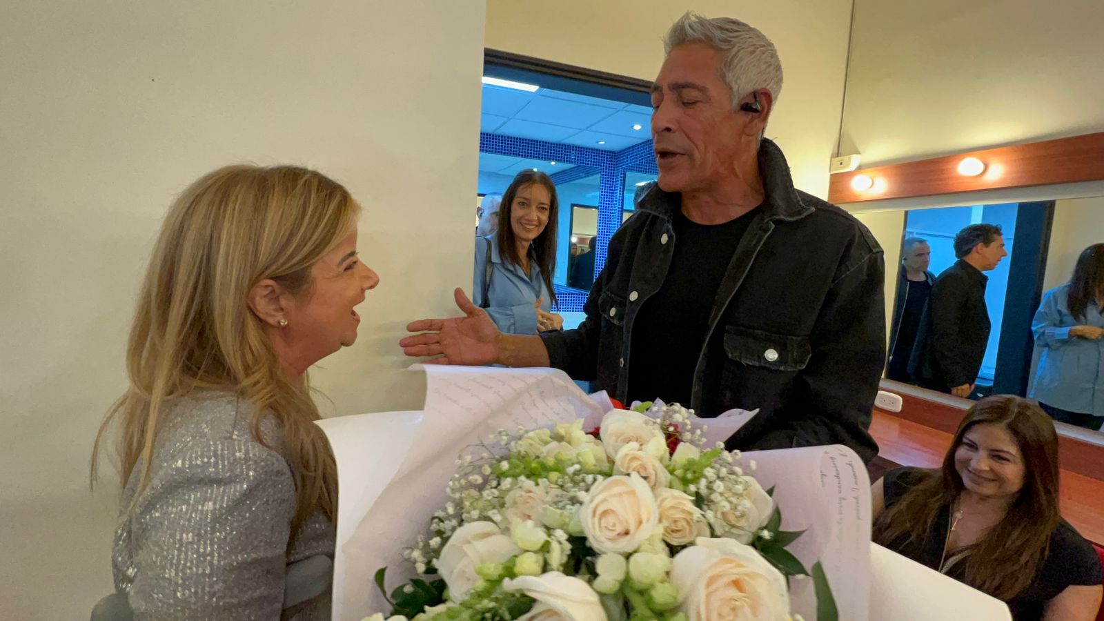 Johny Lozada recibe las flores de manos de la gobernadora Elsa Noguera