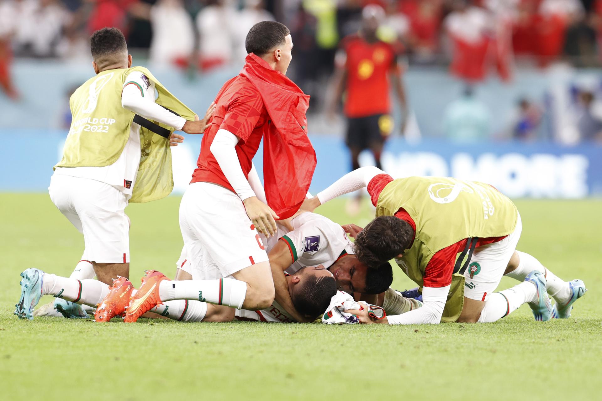 Jugadores de Marruecos celebran tras ganar a Bélgica