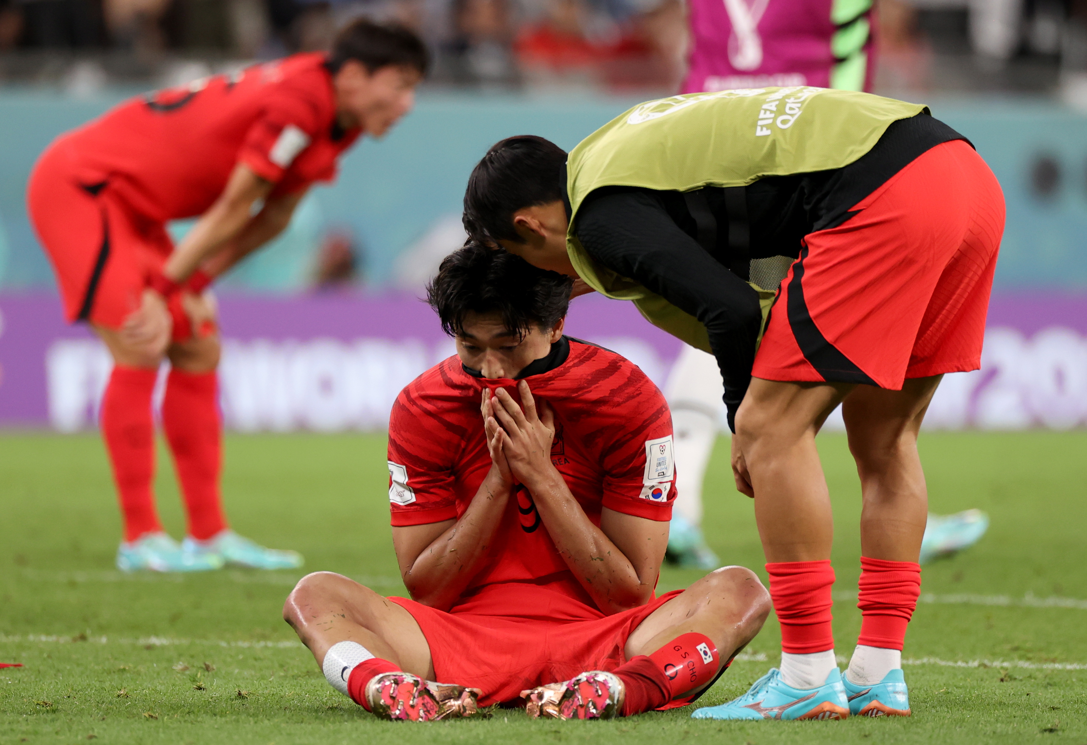 La decepción de los jugadores surcoreanos tras la derrota ante Ghana.