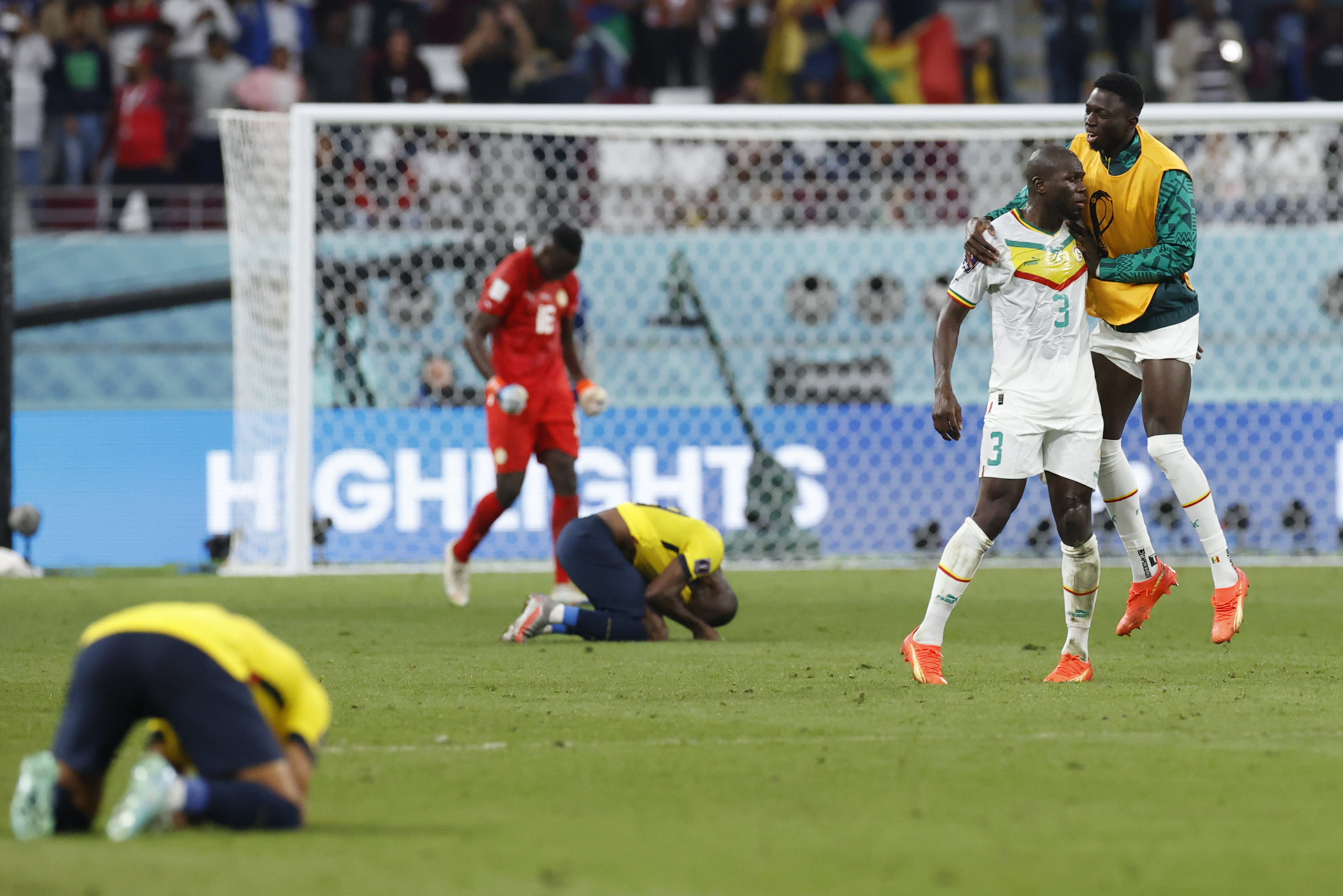 Los jugadores de Ecuador se lamentan mientras los de Senegal celebran.
