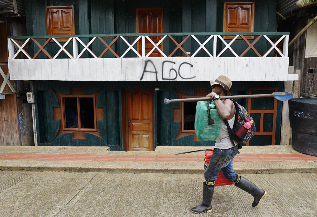 Personas en las calles de Puerto Meluk, Chocó.