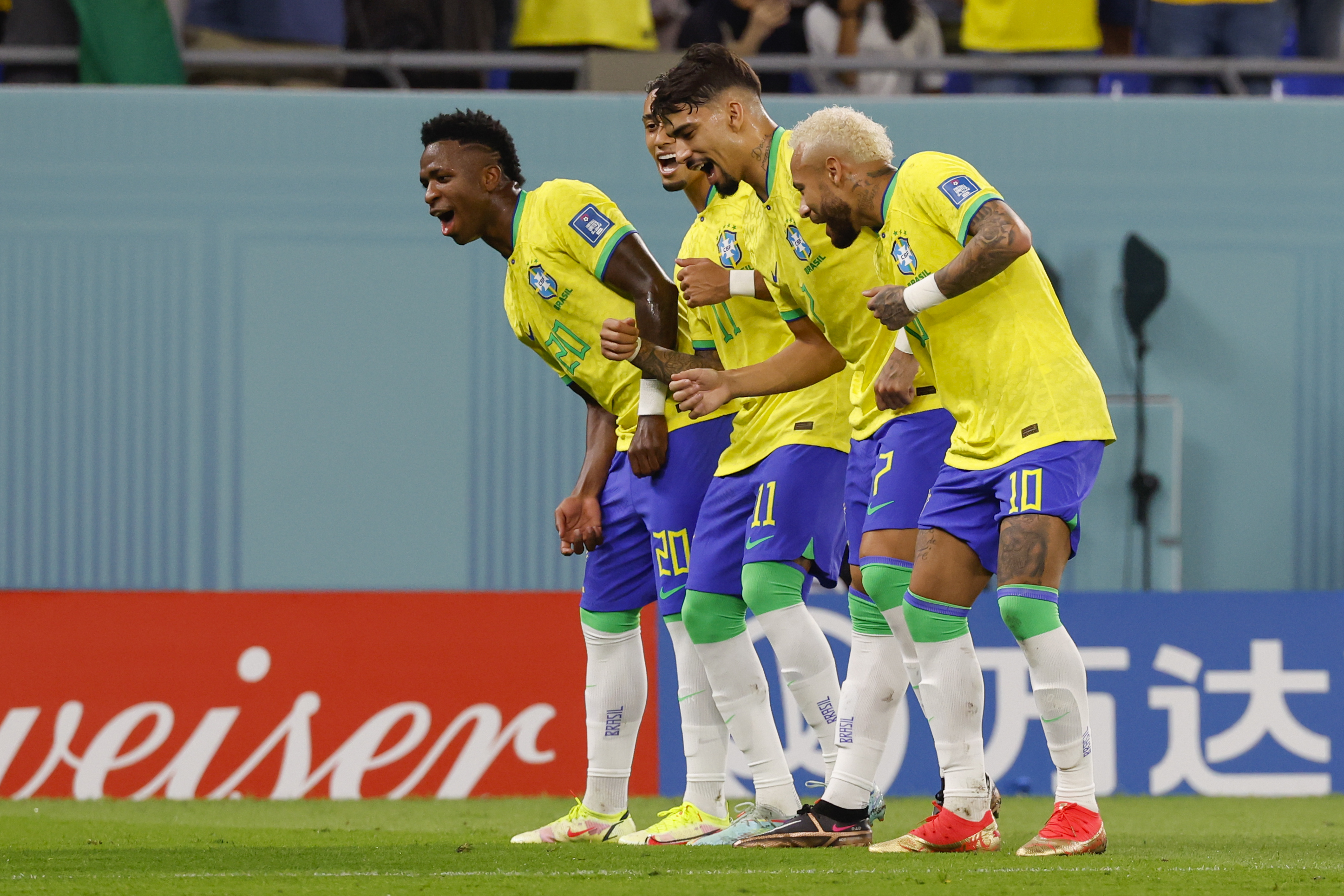 Vinicius, Raphinha, Lucas Paquetá y Neymar celebran el segundo gol de Brasil.