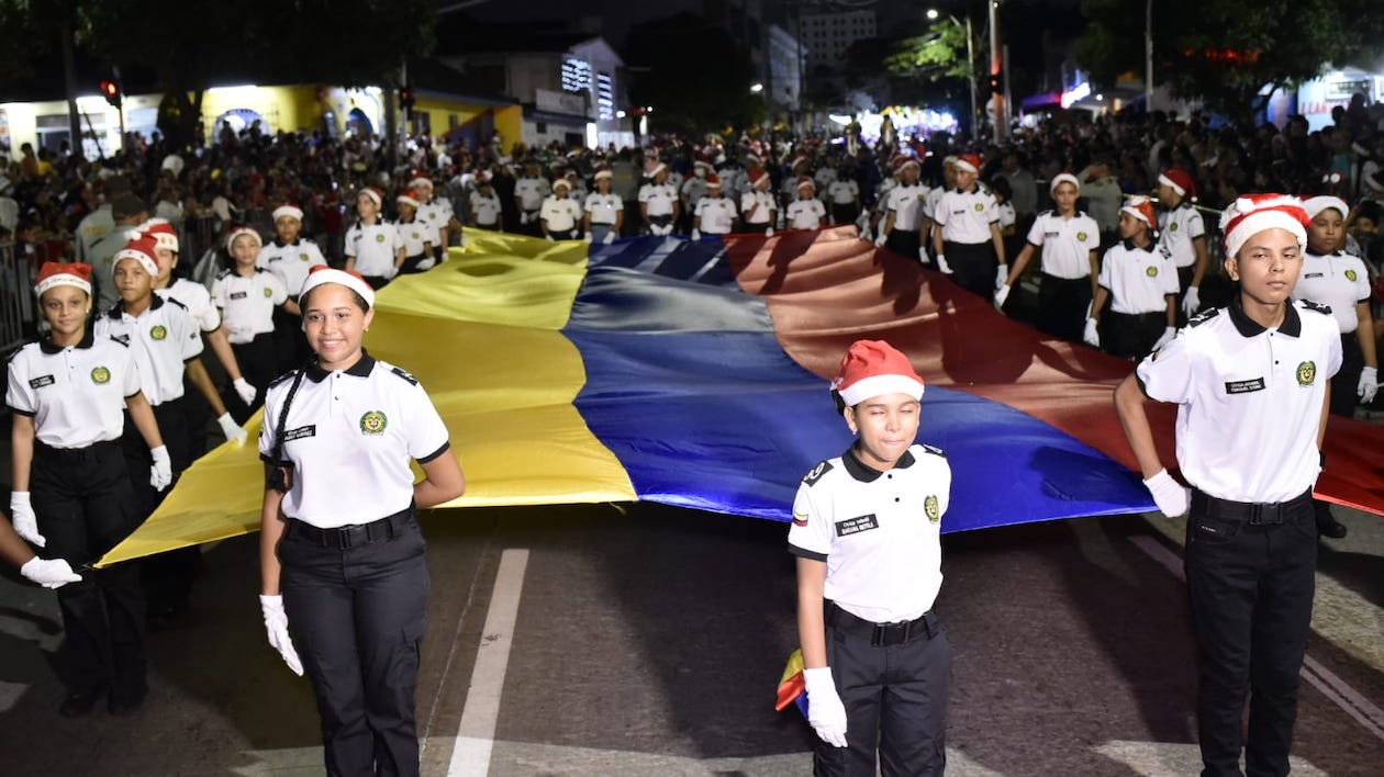 Apertura del desfile con los niños de la Policía Nacional.