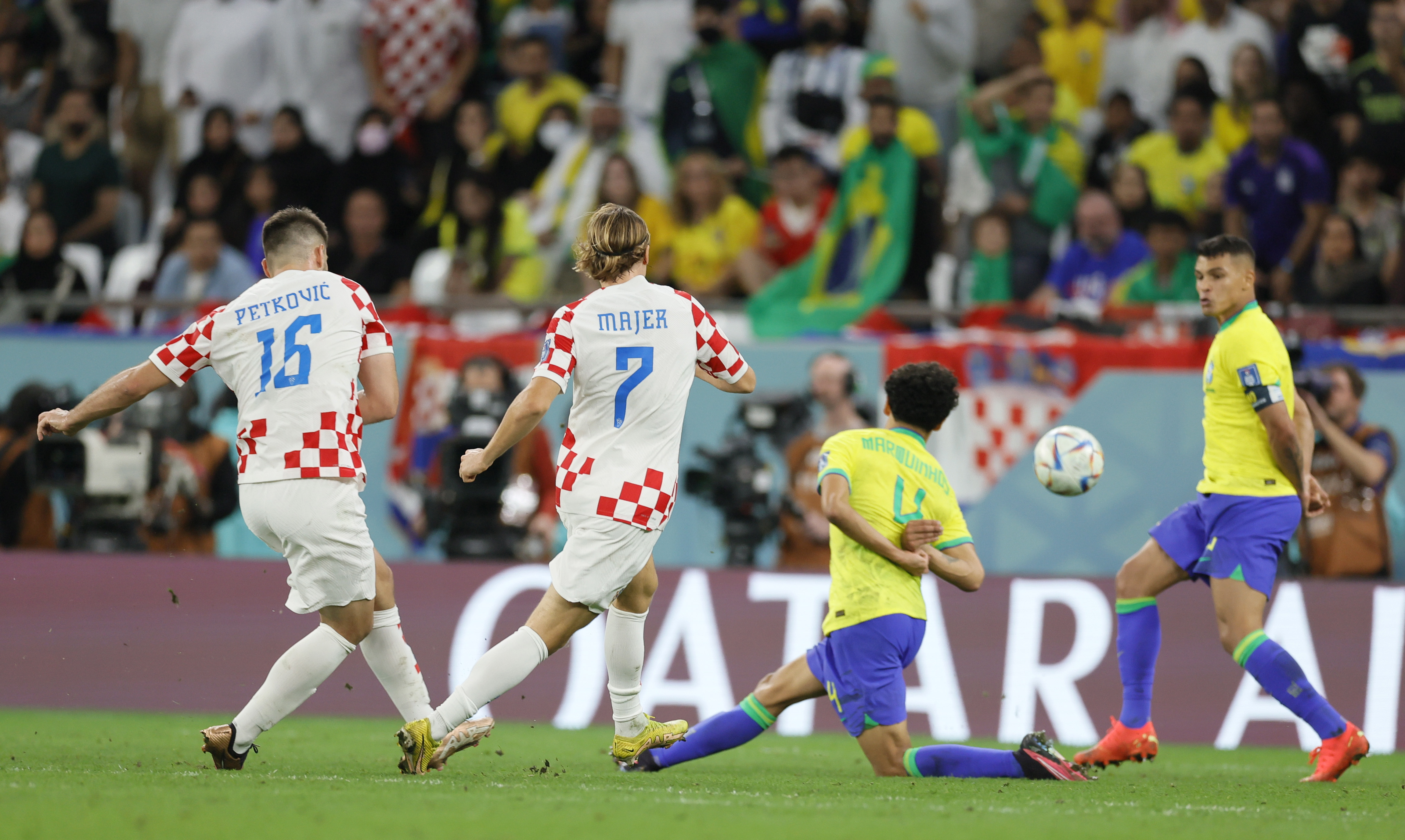 Bruno Petkovic marca el gol que le dio el empate a Croacia.