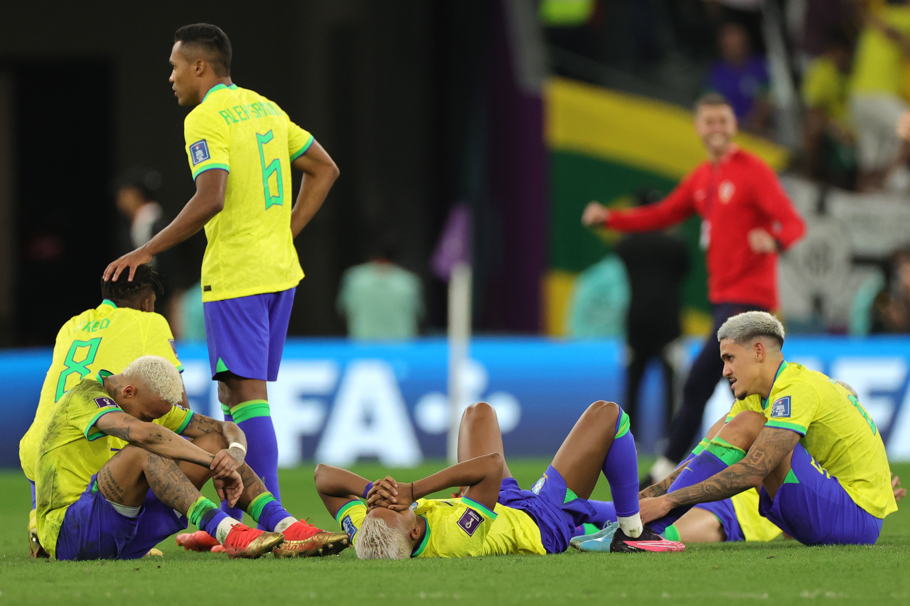 Los jugadores brasileños decepcionados tras la derrota.