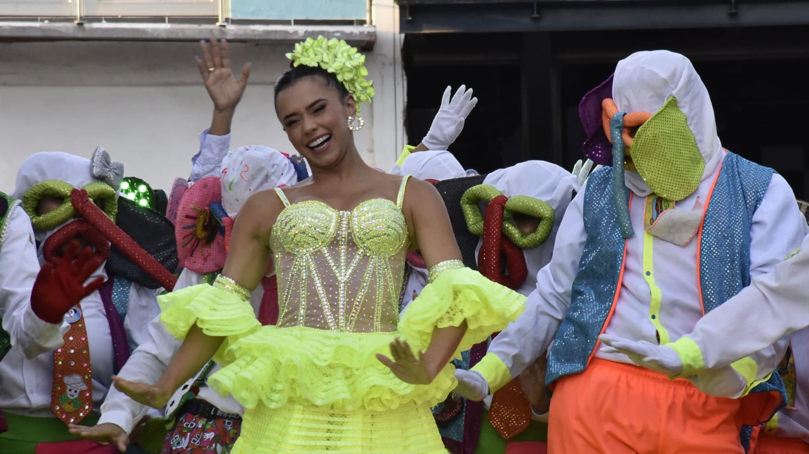 La Reina del Carnaval de Barranquilla, Natalia De Castro González, bailando con un grupo de marimondas. 