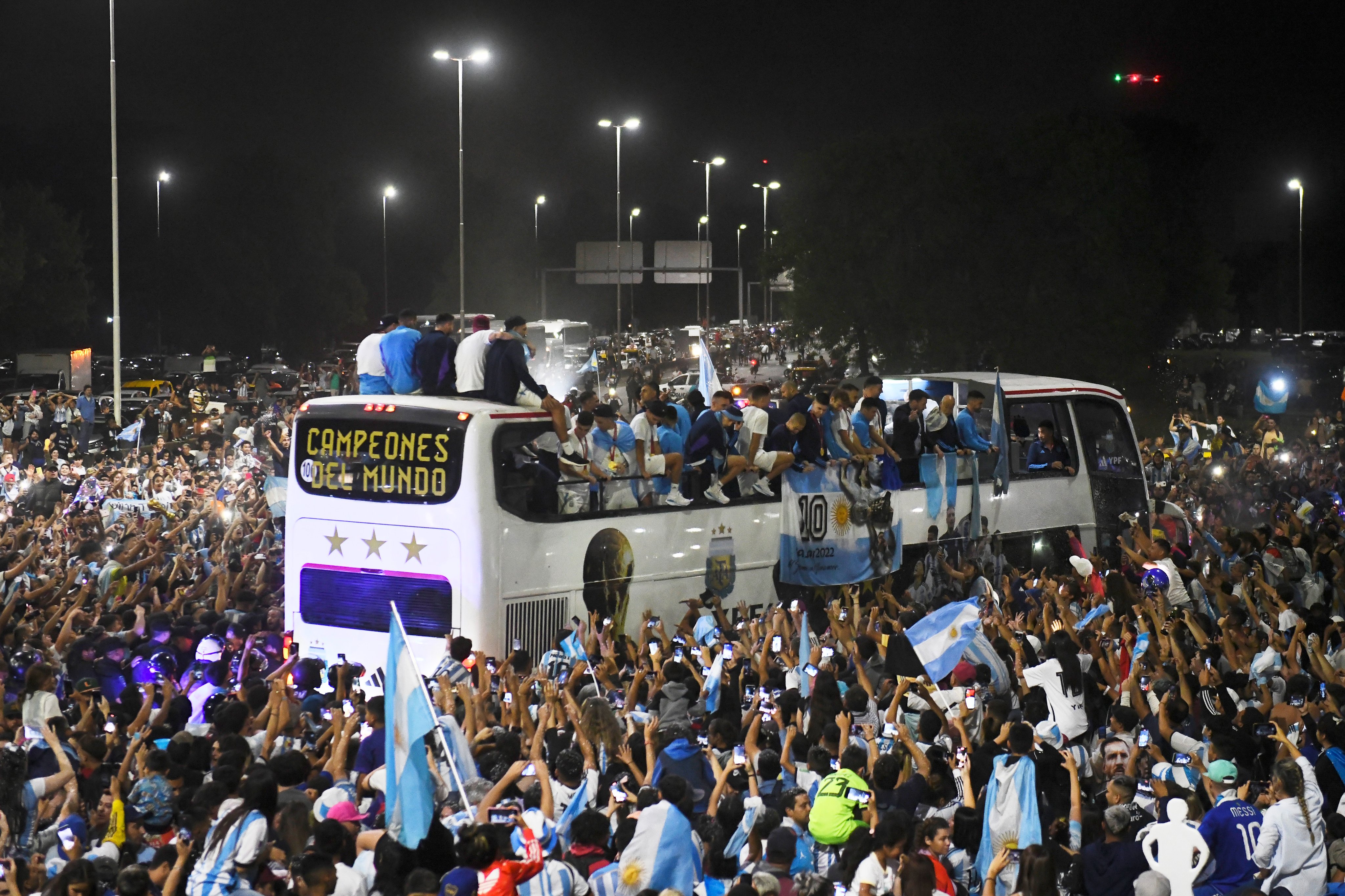 El bus del los campeones rodeados por miles de aficionados argentinos.