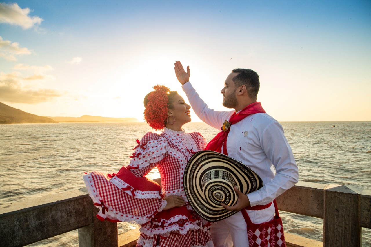 Una pareja de cumbiamberos en Puerto Colombia.