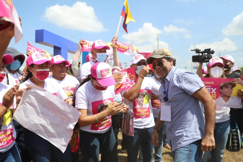 El precandidato Alex Char compartiendo con los cordobeses.