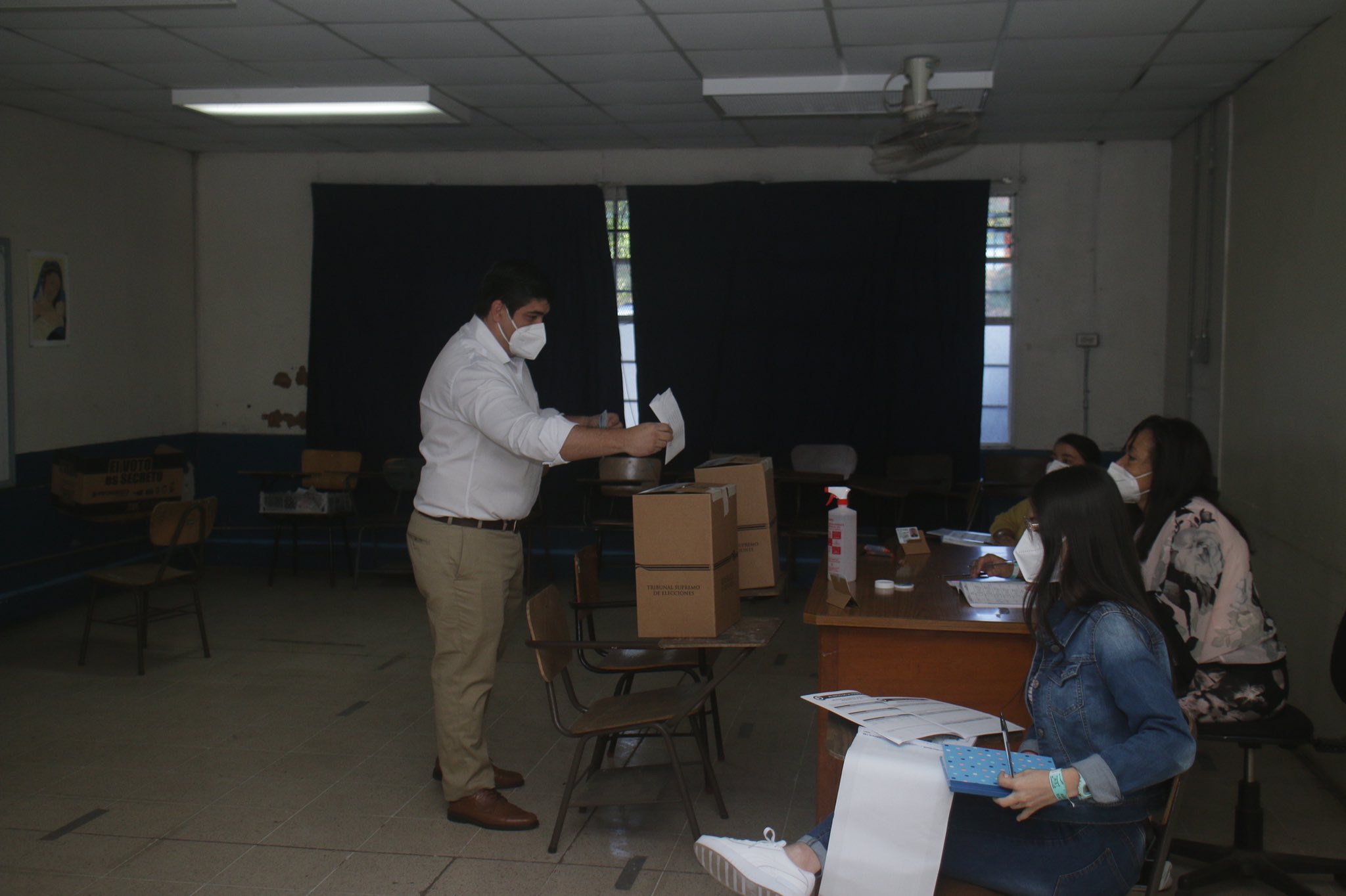 Carlos Alvarado, presidente de Costa Rica, vota en Alvarado votó en el Liceo de Pavas, en el sector oeste de San José.