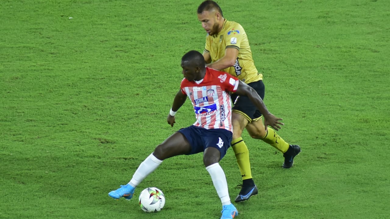 Edwuin Cetré protegiendo el balón en jugada ofensiva.