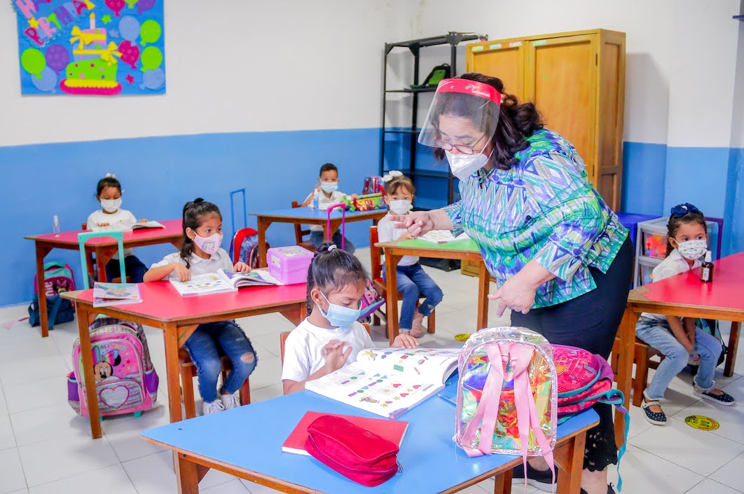 Niños en pleno proceso educativo.