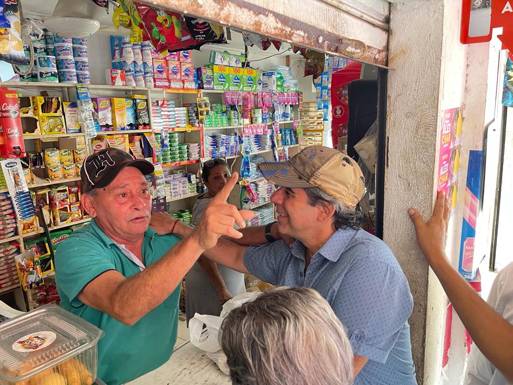 El precandidato Alex Char en su recorrido 