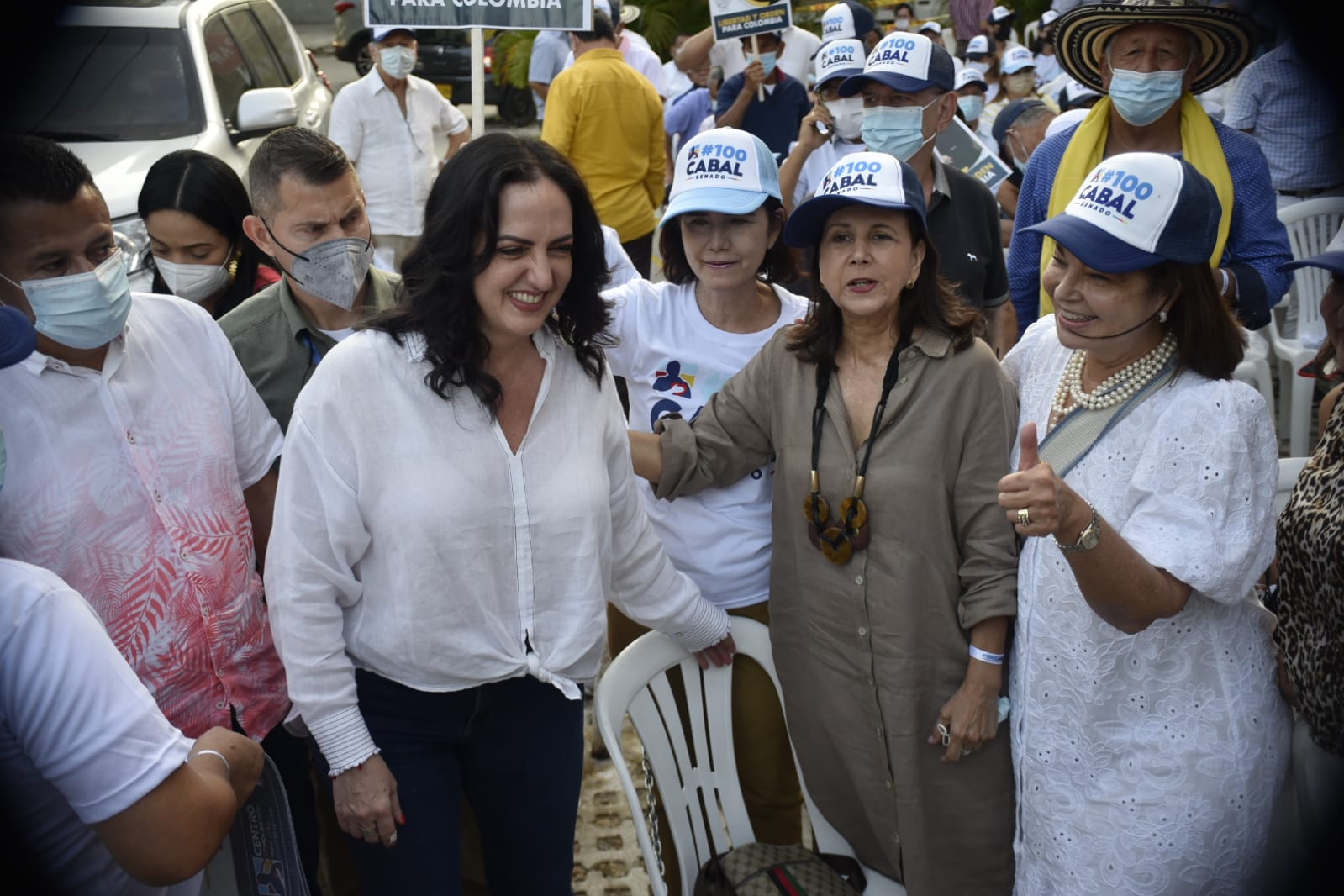 La senadora María Fernanda Cabal en campaña en Barranquilla.