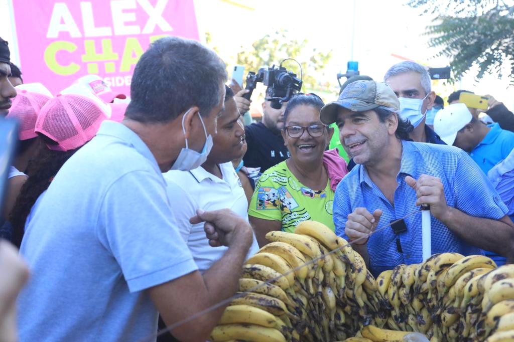 El precandidato presidencial Alex Char compartiendo con los samarios.