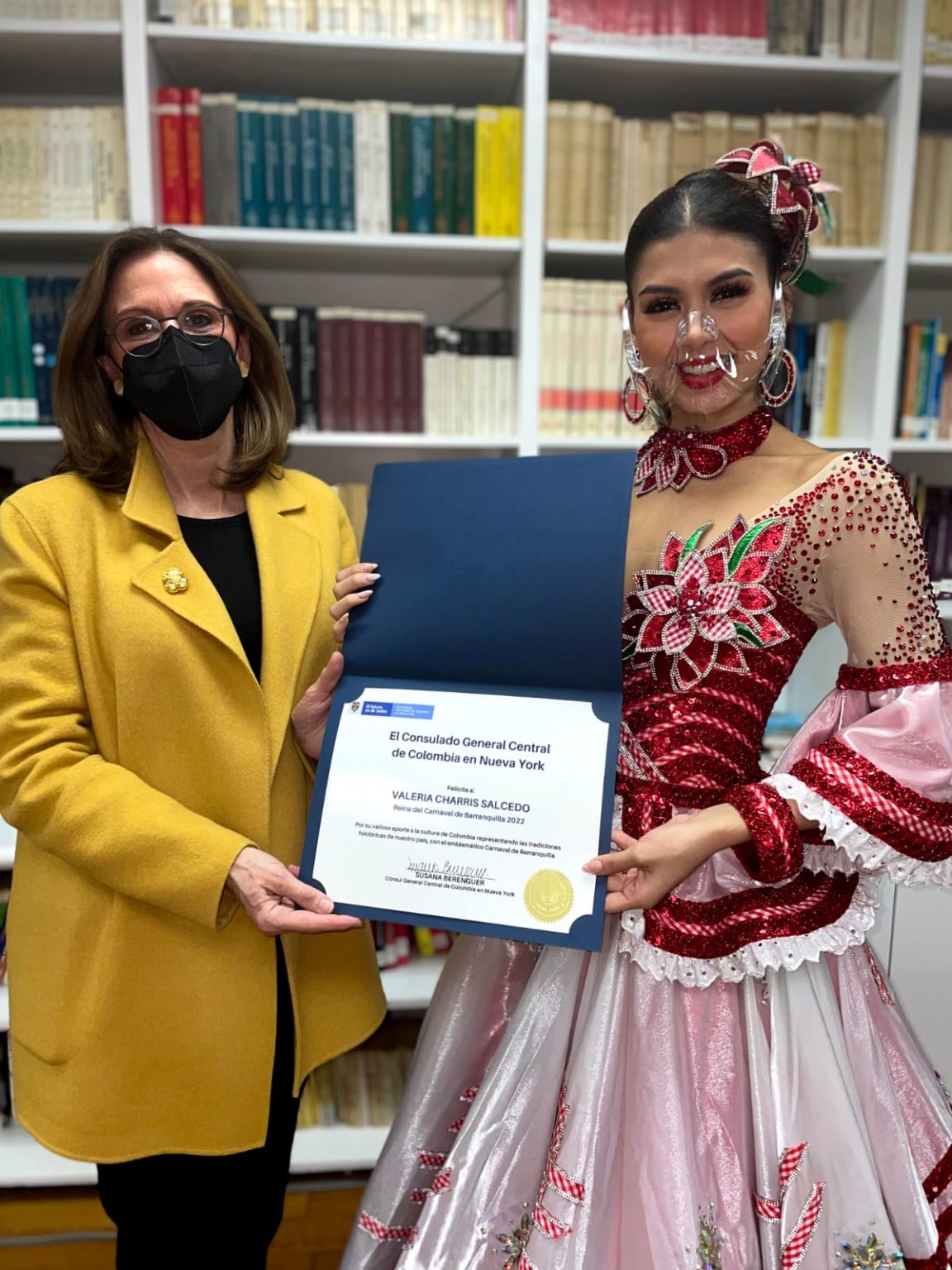 Susana Berenguer, Cónsul General de Colombia en Nueva York, condecoró a Valeria Charris, reina del Carnaval, por su aporte cultural.